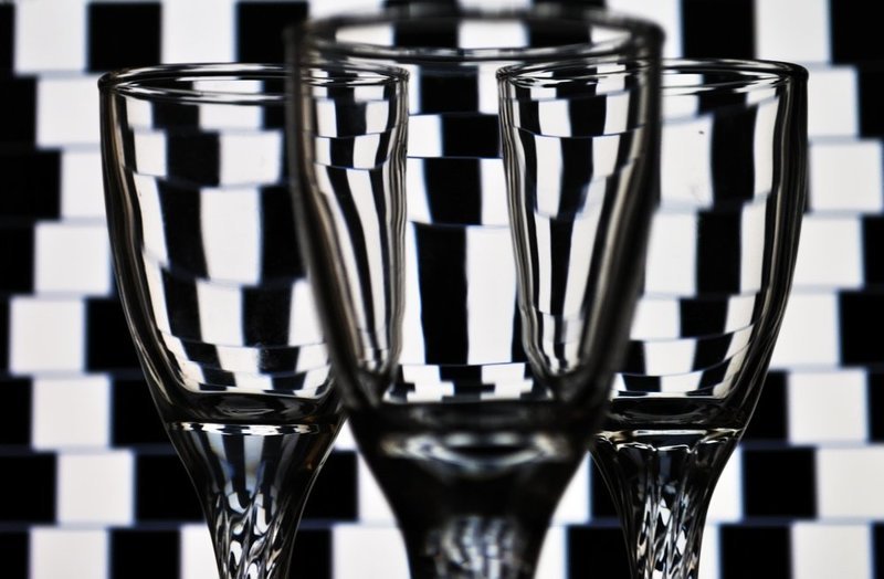 шахматная доска,илюзии,бокалы илюзииphoto preview