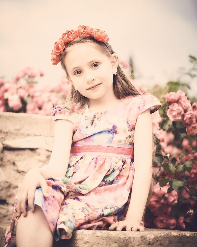 Девочка, Розы, Цветы, Весна, Сад, Парк, Цветение, Портрет, Аромат Среди розphoto preview