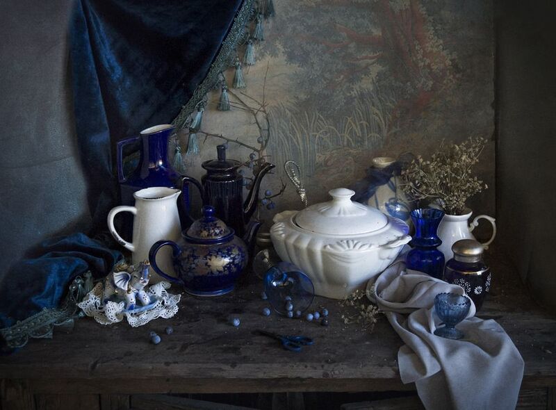 синие и белые кувшины, супница, штора. бархат Зимнийphoto preview