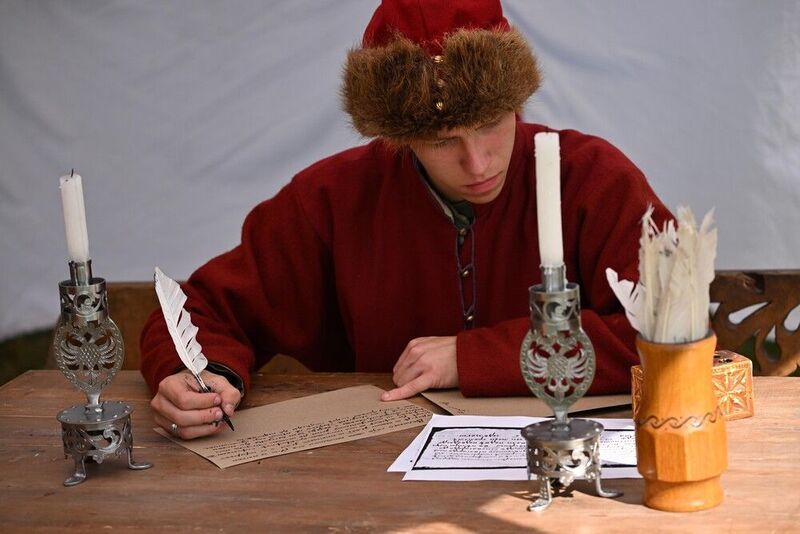 писарь, гусиные перья, подсвечники, средневековье В штабе, писарем фото превью