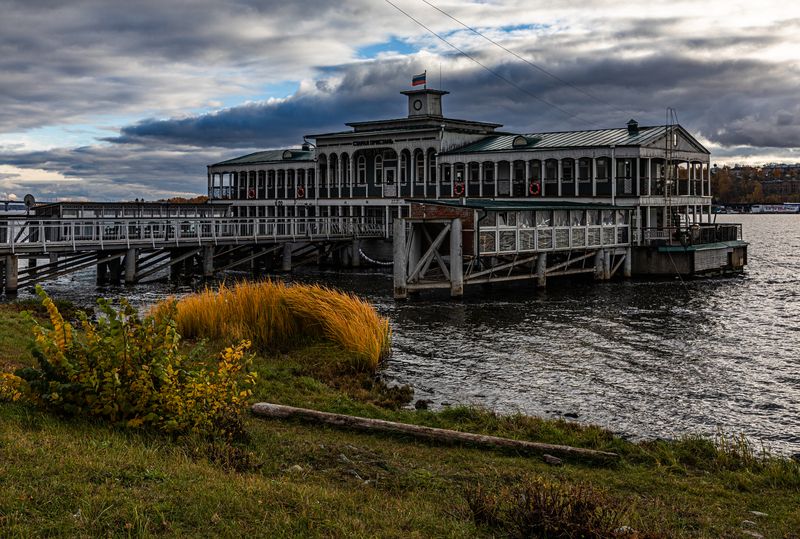 Осень, Волга, Кострома, вода, дебаркадер Контрасты осени фото превью