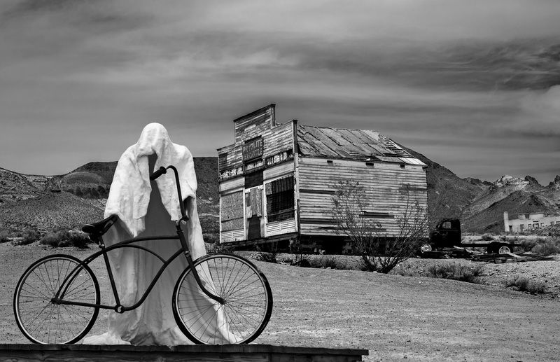 город призрак, райолит, невада, сша, мёртвая долина Велосипедист. Город призрак Райолит, пустыня Невада, Мертвая долинаphoto preview