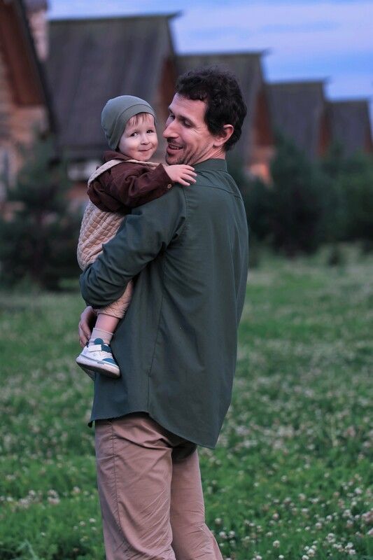 Папа, сын, семья, вечер, лето, закат, травы, деревянный город, клевер Сынокphoto preview