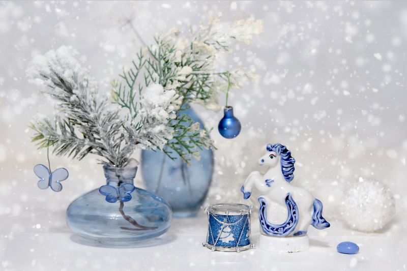 натюрморт, новогодний, лошадка. подкова, ветки На удачу в новом годуphoto preview