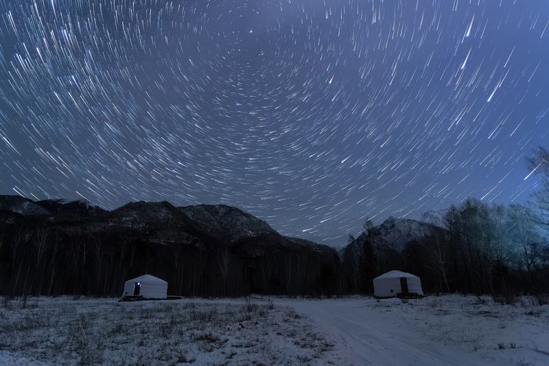 саяны, звездная ночь в горах, звездные треки  фото превью