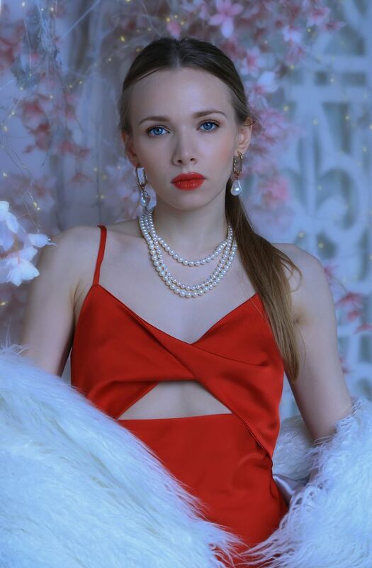 красивая девушка, гламур, портрет, студия, красное платье, белая шубка \\\