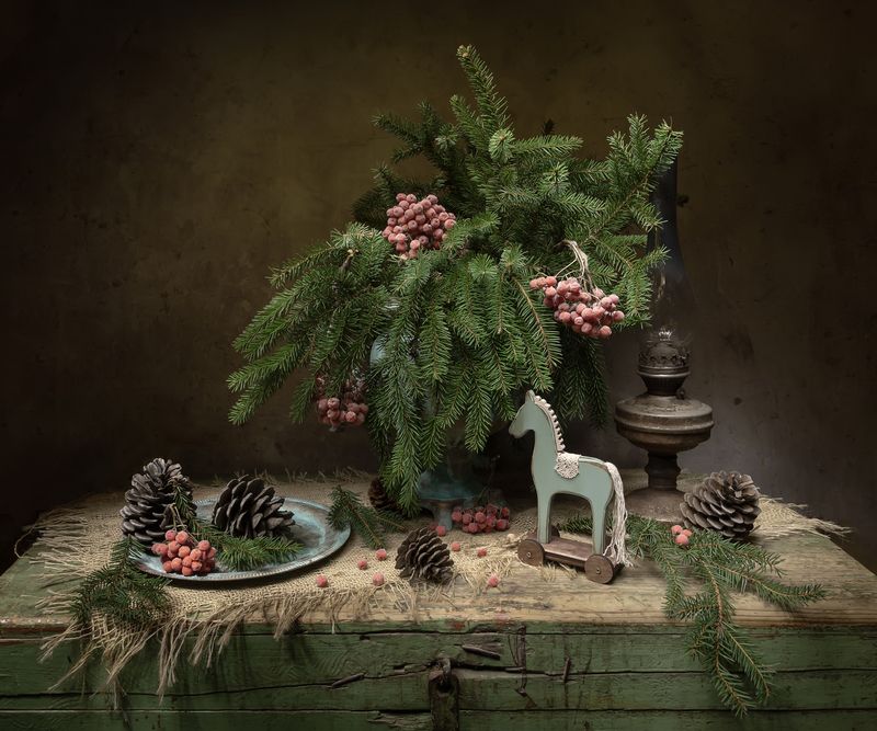натюрморт, ель, лощадка, рябина, керосинка Уходит старый год...photo preview