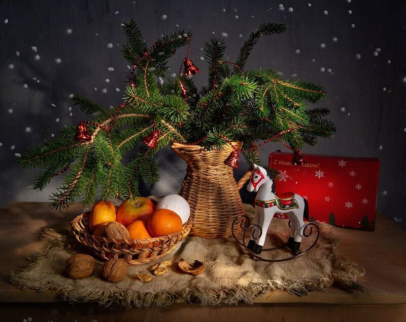 натюрморт,елка,мандарины,лошадка,корзина,орехи,мешковина,плетеная ваза С Наступающим!photo preview