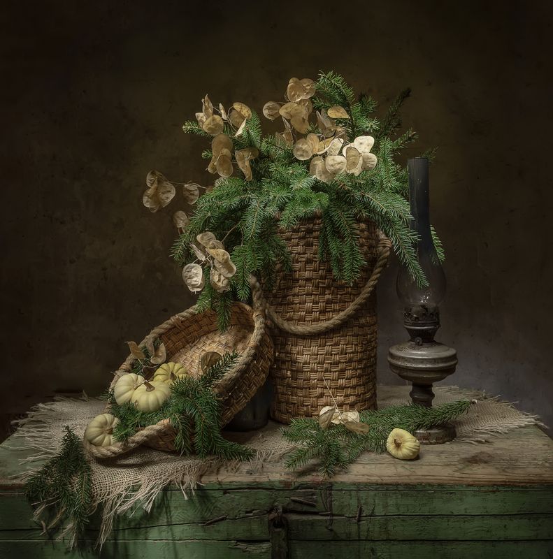 натюрморт, ель, лунник, тыквы На старом сундуке..photo preview
