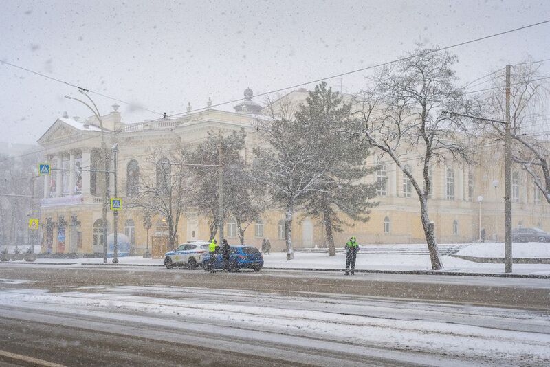 rostov, snowfall, old, city, winter, frozen, weather, police, newyear, theatre, С новым годом!photo preview