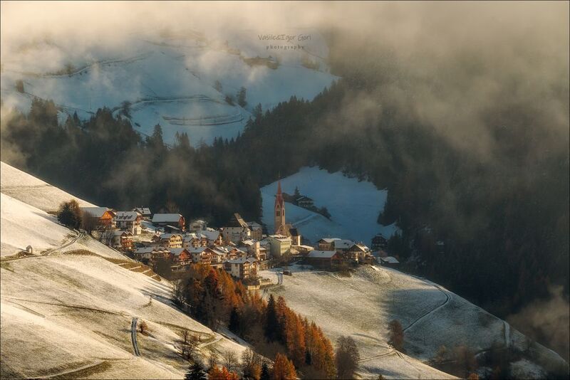 доломитовые альпы,plisa,деревня,fog,осень,италия,alps,marebbe,церквушка,rural,mountain,туман ПРОБУЖДЕНИЕphoto preview