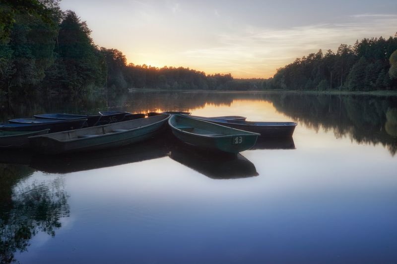 озеро, отражения, лес, небо, лодки На озереphoto preview