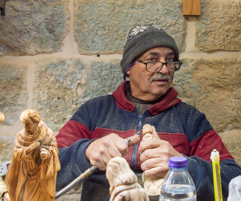 Резчик по деревуphoto preview