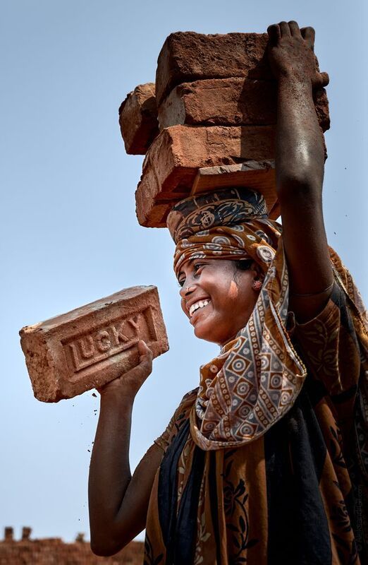 кирпичи, счастливая, улыбка, индия Luckyphoto preview