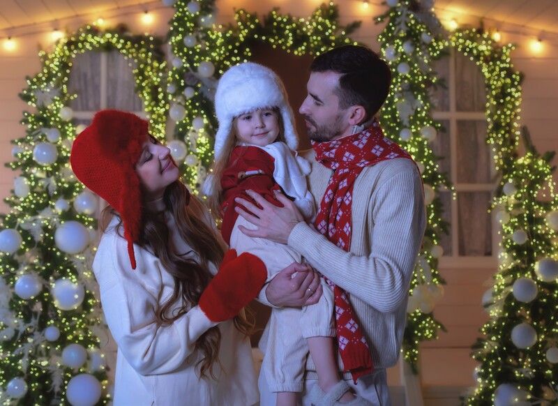 Семья, Новый год, красная шапка, варежки, шарф, папа, мама, дочка, студия, новогодние огни Загадаем желаниеphoto preview