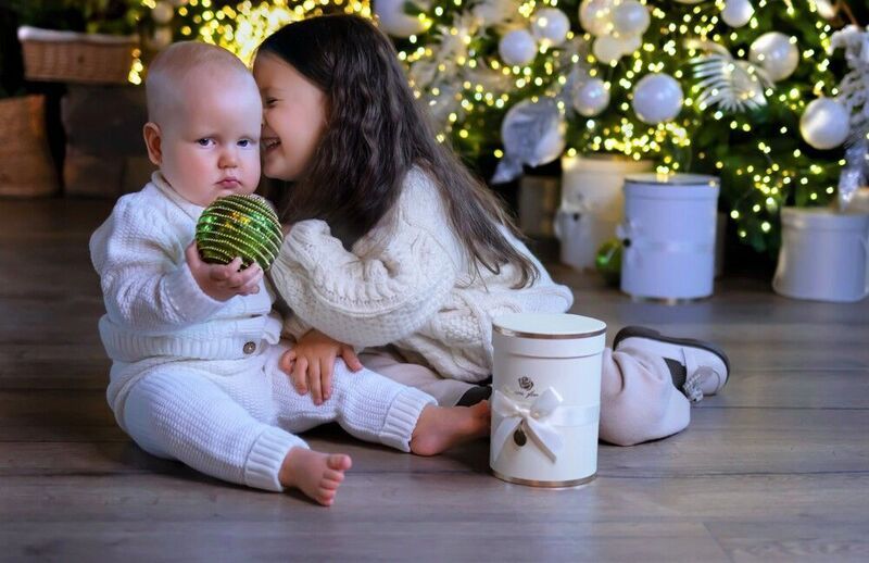 Дети, подарки, новогодняя едка, шары, игрушки, коробки, новогодние огни Новогодние праздники фото превью