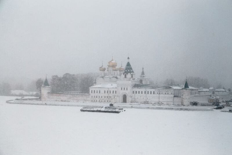 зима, снег, снегопад, река, монастырь Заметает. фото превью