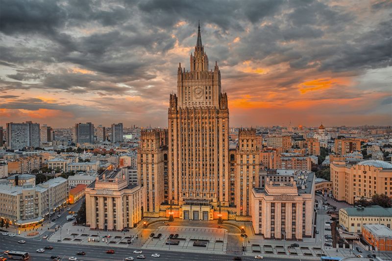 Здание МИД  РФ на Смоленской площади в Москвеphoto preview