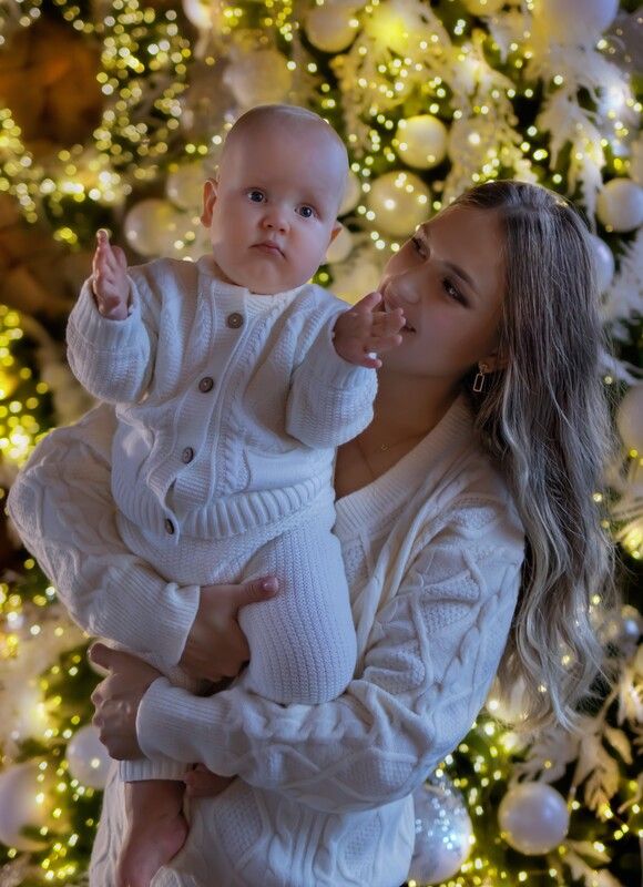 Младенец, мама, Новый год, студия, елка, новогодние огни Мотяphoto preview