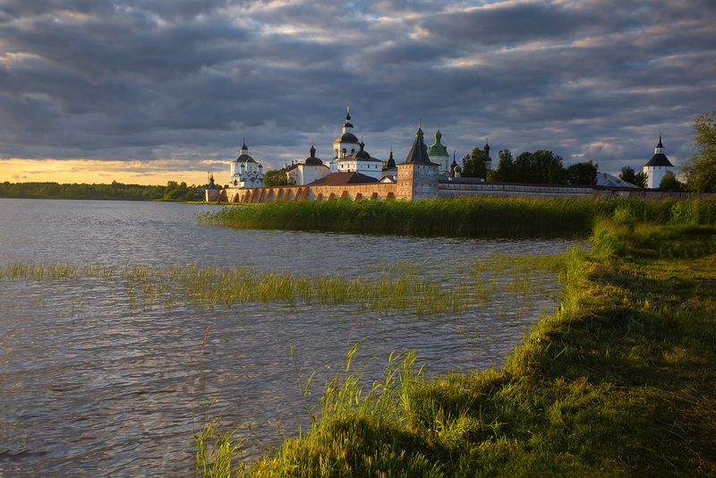 кириллов, озеро, монастырь Кирилло-Белозерский монастырь на Сиверском озереphoto preview