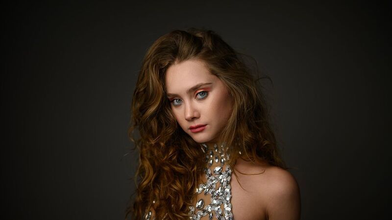 женский портрет, девушка, теплые тона, студийный портрет, фото в цвете, фото в студии, girl, woman, woman portrait, portrait Arinaphoto preview