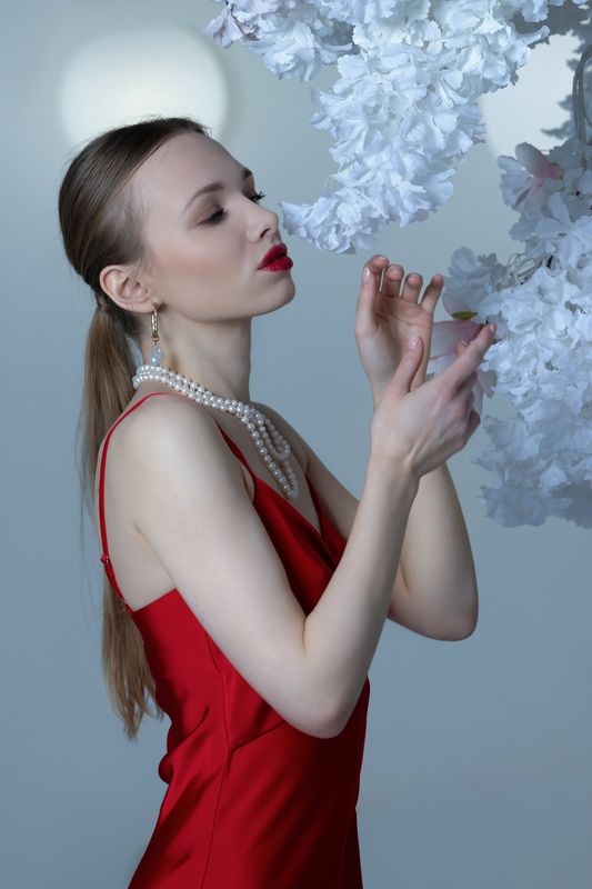 красивая девушка, красное платье, жемчуг, гламур, студийная съемка photo preview