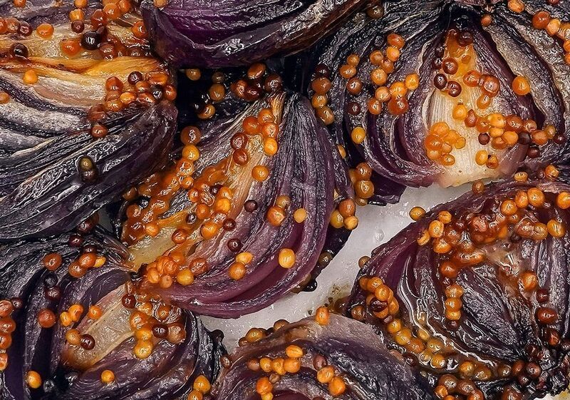 Запеченный красный лук с мёдом и зерновой горчицейphoto preview