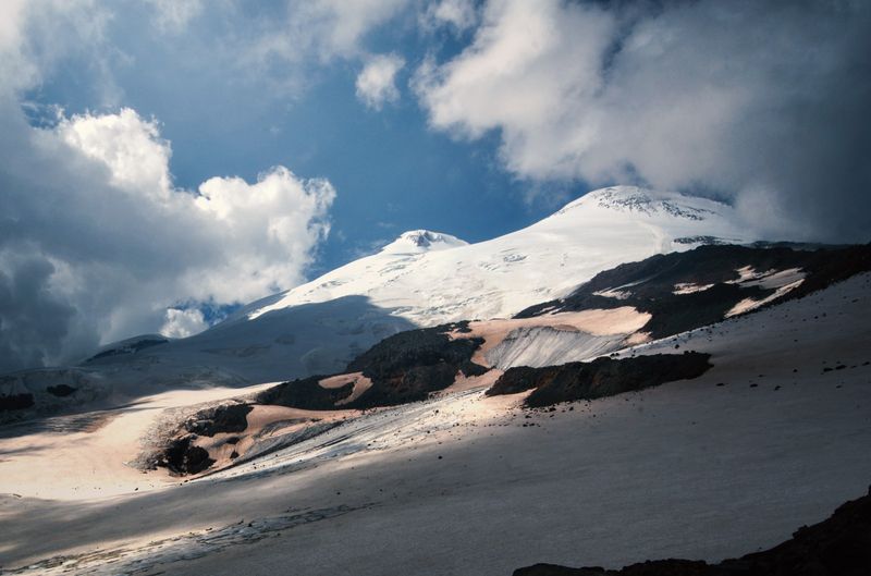кавказ, горы, эльбрус, россия Эльбрус показался из-за облаковphoto preview