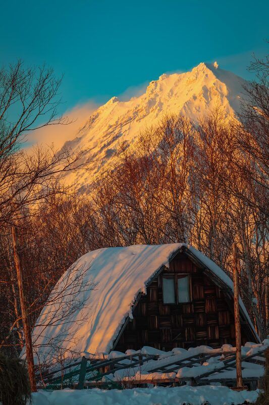 дом; строение; хижина; дача; вечер; лес; вулкан; закат; камчатка; зима; окно; корякский вулкан Дом под вулканомphoto preview