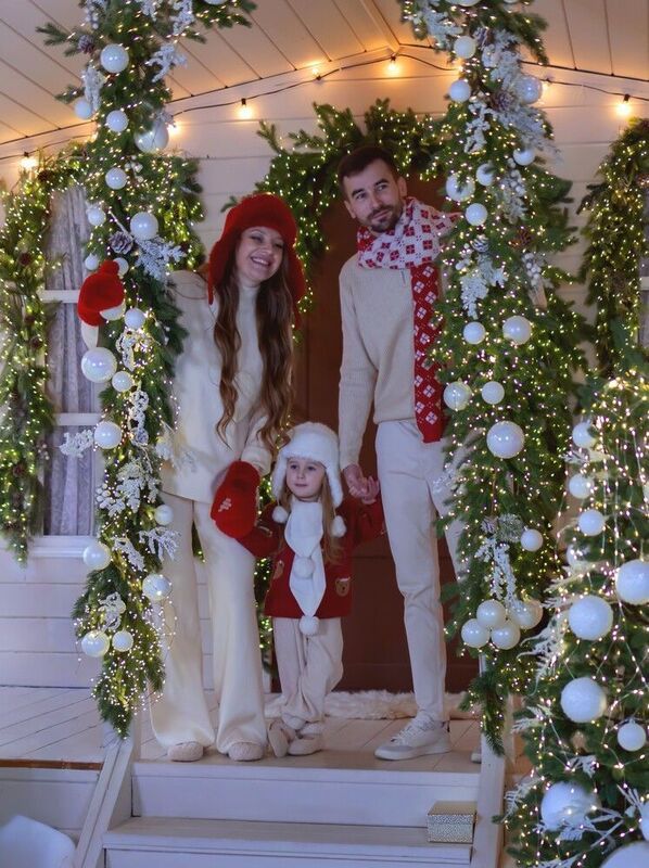 Семья, папа, мама, дочь, Новый год, красная шапка, шарф, варежки, огни, декорация Праздник на порогеphoto preview