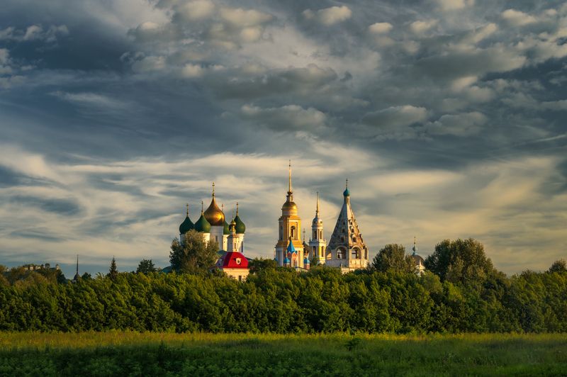 россия, коломна, лето, московская область, храм, церковь, православие, вечер, небо, колокольня, кремль Летний вечер, купола и облакаphoto preview
