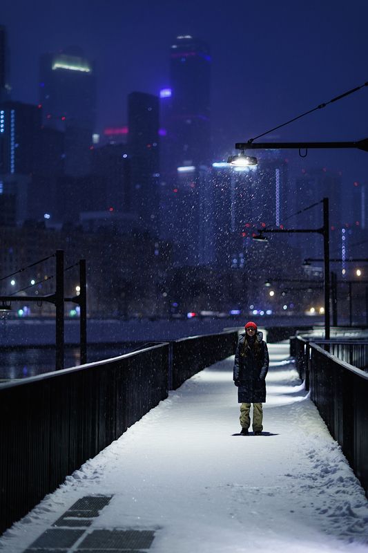 Москва, набережная, ночь, человек Ночь. Улица. Фонарь. Аптеки нет.photo preview