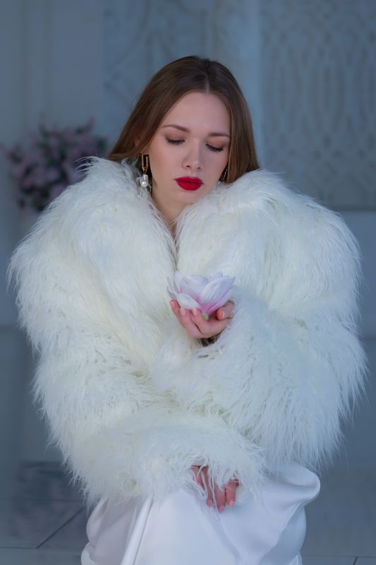 Красивая девушка, гламур, студия, цветок, белый цвет Нежностьphoto preview