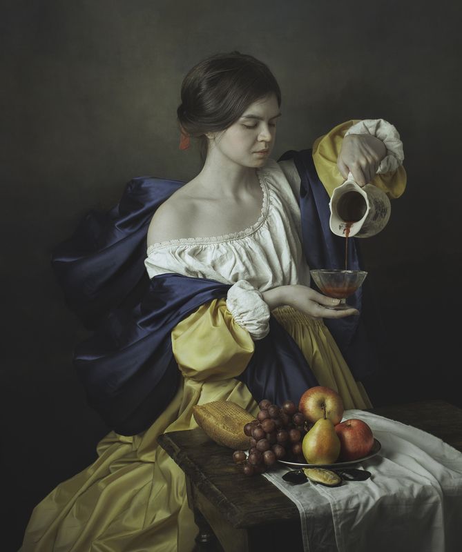 Девушка с виномphoto preview