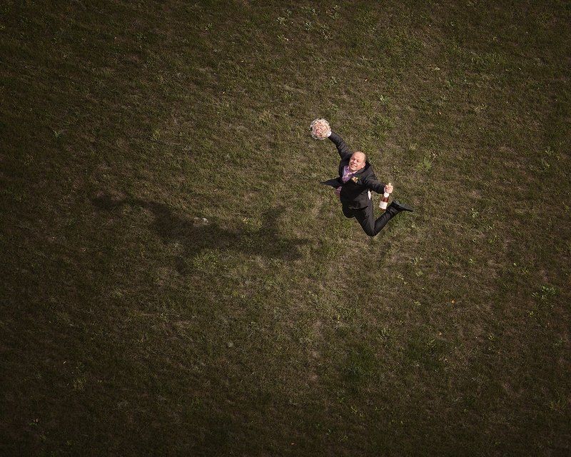 жених, лето, трава К невестеphoto preview