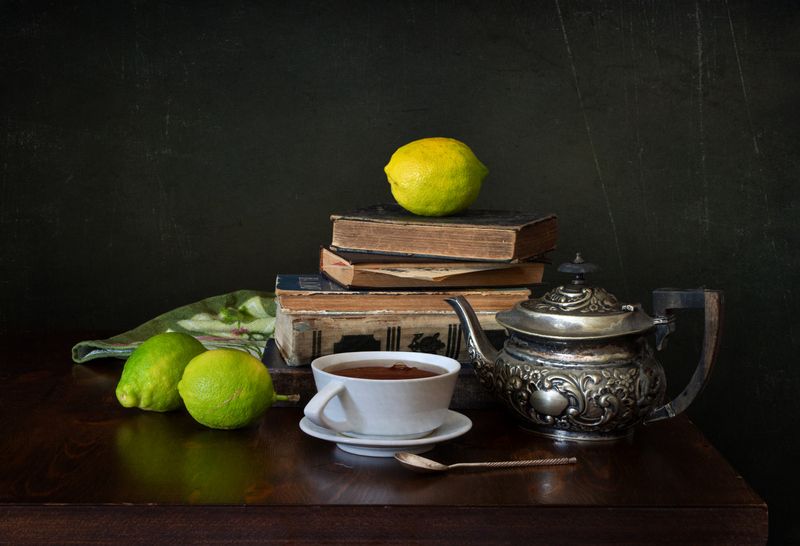 *С белой чашкой чая...photo preview