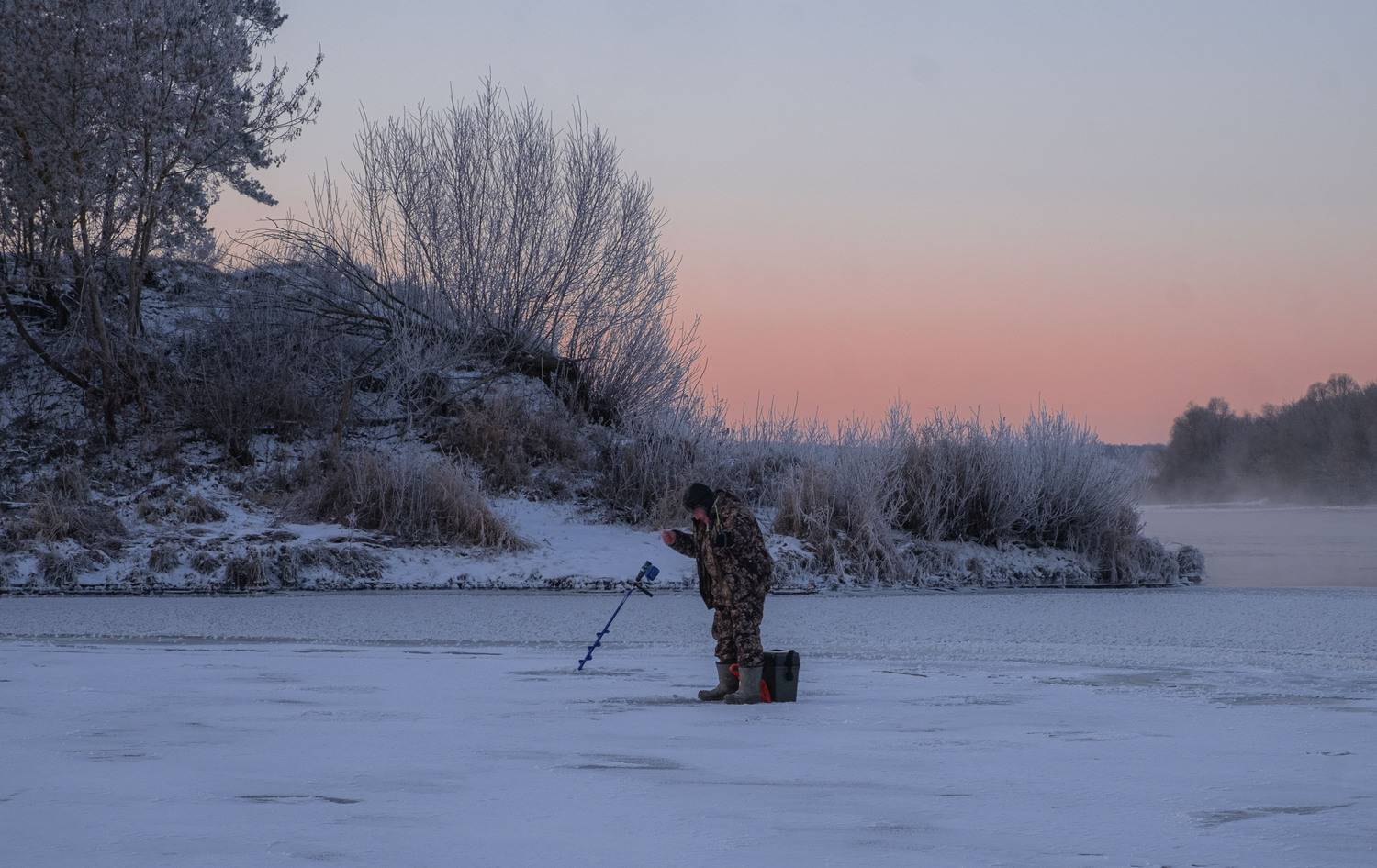 Рыбак.. Автор: Александр Строков зима озеро лёд рыбак, Александр Строков
