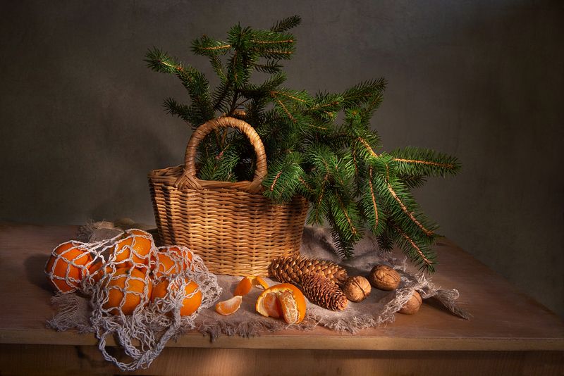 натюрморт,елка,мандарины,корзина,орехи,шишки,мешковина,сетка Запах ели и мандарин фото превью