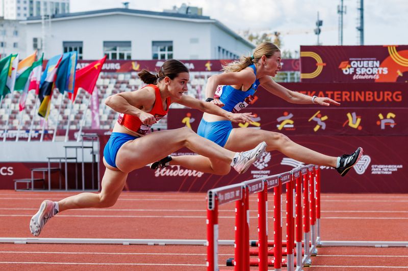 легкая атлетика, бег, бег с препятствиями, спорт Бег с барьерамиphoto preview