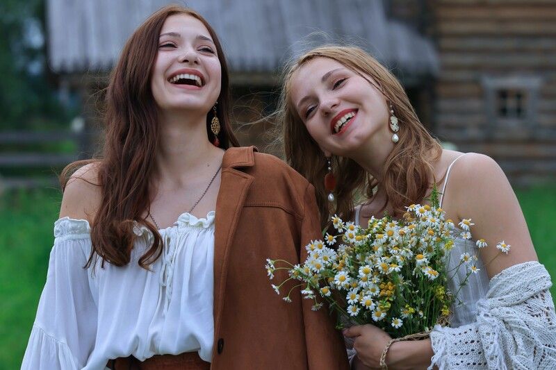 девушки, сестры, деревня, лето, утро, август, хорошее настроение, улыбки, смех Хохотушкиphoto preview