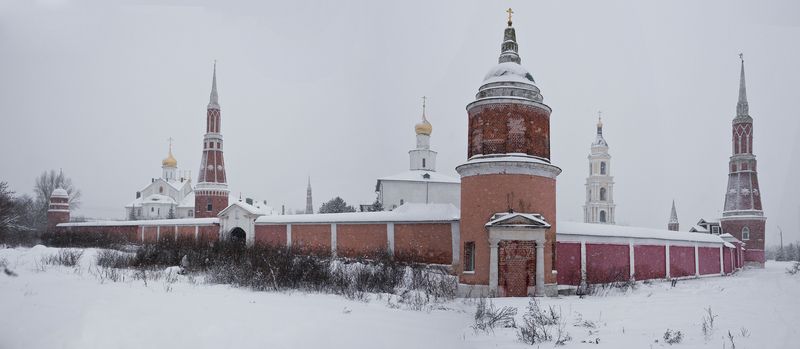 Богоявле́нский Ста́ро-Голу́твин монасты́рь — мужской монастырь Русской православной церкви на окраине Коломны. Расположен недалеко от места впадения реки Москвы в Оку . Основан в конце XIV века. фото превью