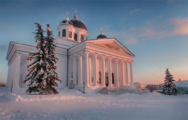 собор ёлки колонны В лучах заходящего солнца фото превью