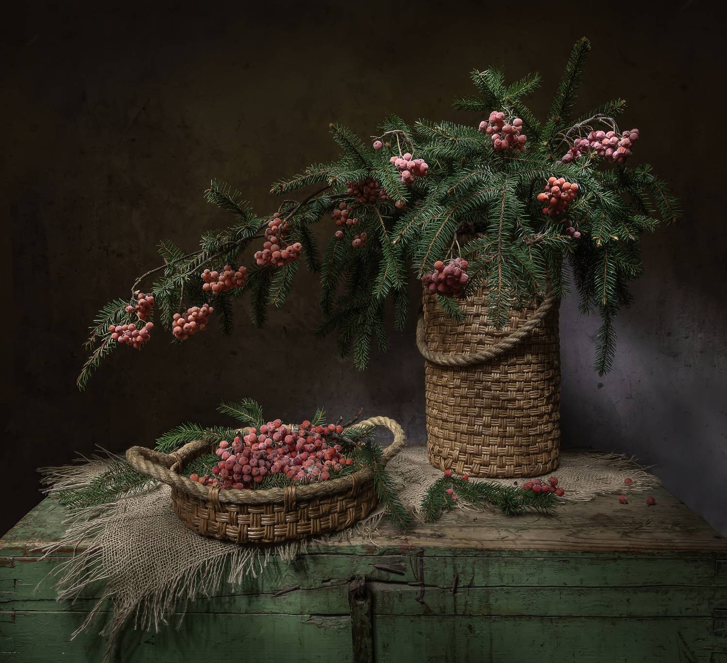 На старом сундуке. Автор: Татьяна Феденкова натюрморт, сундук, рябина, ель, Татьяна Феденкова