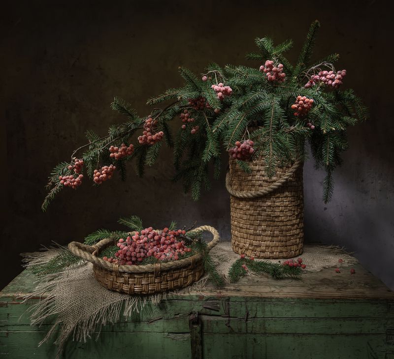 натюрморт, сундук, рябина, ель На старом сундуке фото превью