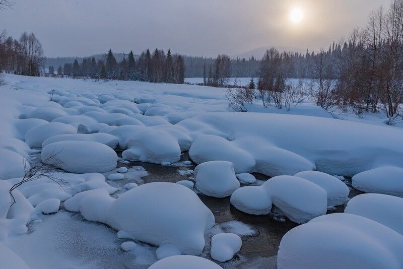 ручей, зима, снег, камни, шапки, вода Незамерзающий ручейphoto preview