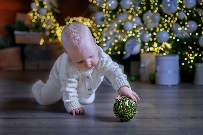 Младенец, Новый год, ёлка, шары, подарки, украшения, игра Волшебный шар Мотиphoto preview