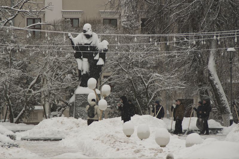 гомель, беларусь, зима, городской пейзаж, стрит, документальная фотография, памятник жизнь городских скульптур в зимний периодphoto preview