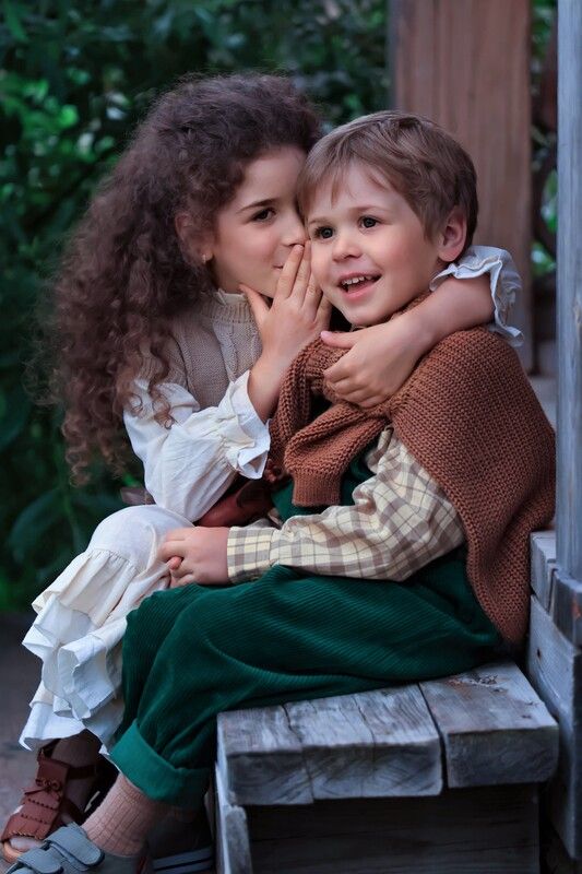 дети, деревня, лето, брат, сестра, вечер, деревянные ступени По секретуphoto preview