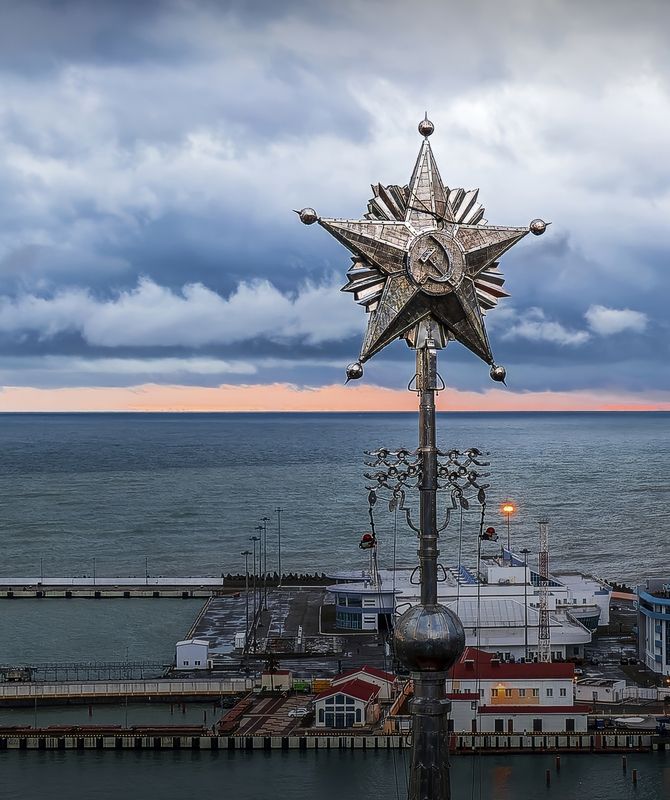 звезда, дронозвезды, сочи, порт, морпорт, морской порт, море, тучи, архитектура, навершие, шпиль Звезда на шпиле здания морского порта Сочи после грозы.photo preview