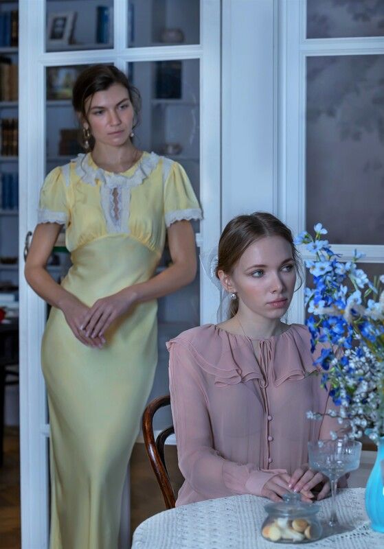 красивые девушки, студия, платья, стол, комната Молчание фото превью